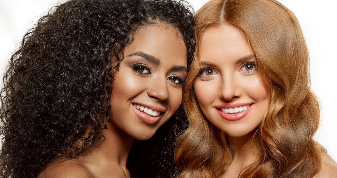 Duas garotas de etnias diferentes utilizam o visagismo capilar para alcançar um visual harmônico.